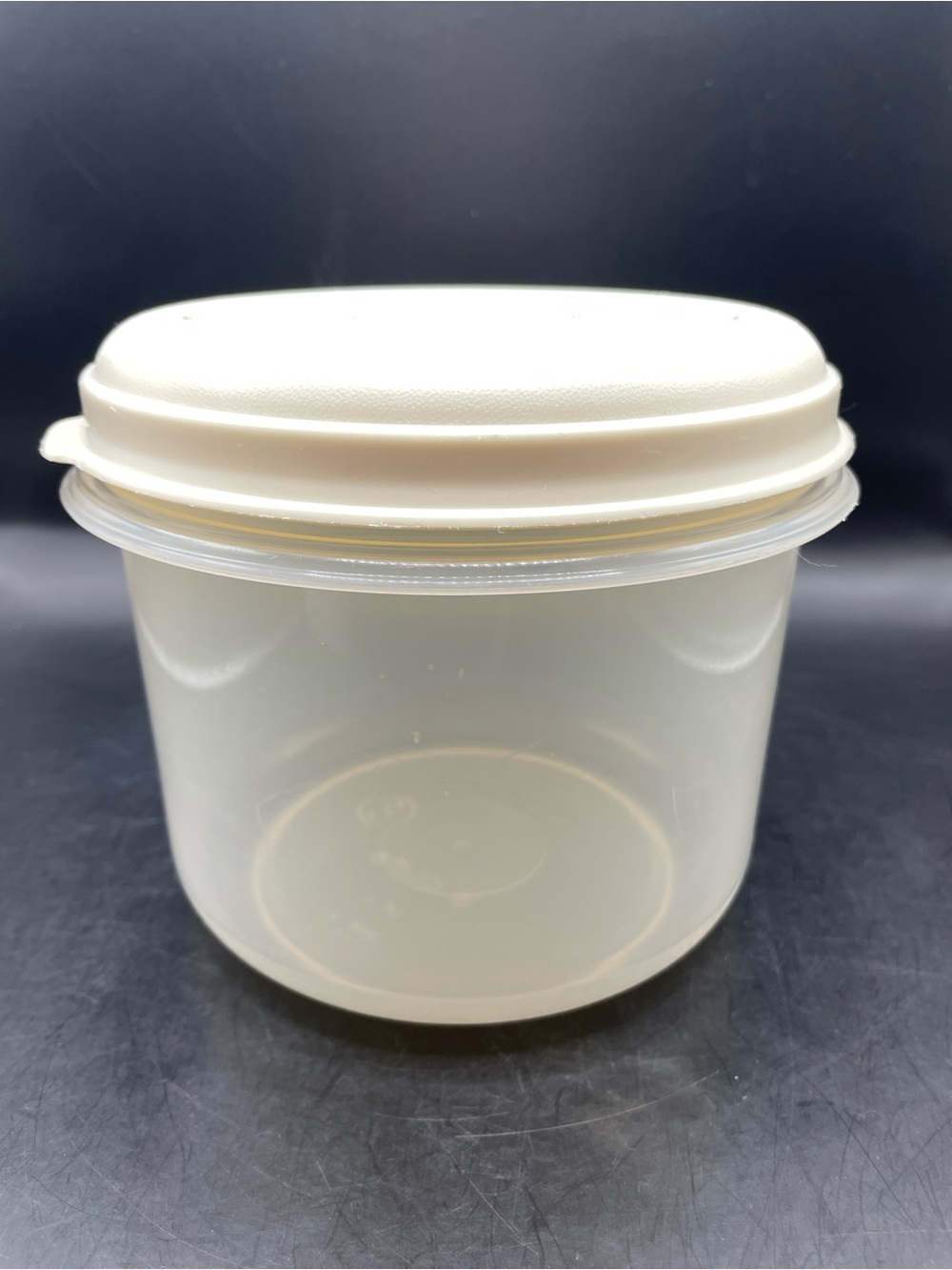 Vintage Rubbermaid Servin' Saver  #8 6 Cup Round Storage Container Almond Lid